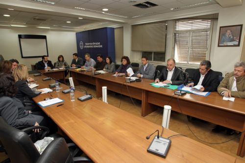 Σε εξέλιξη η συνάντηση στο υπουργείο Εργασίας για τις απολύσεις στην Cosmote