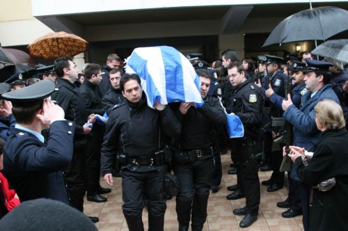 Οδύνη, συγκίνηση και οργή στις κηδείες των δύο αστυνομικών της ομάδας «ΔΙΑΣ»