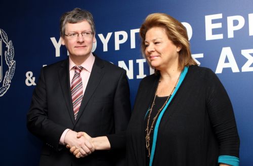 Δεν θα βρεθεί κανένας άνεργος χωρίς επίδομα ανεργίας διαβεβαιώνει η Λ.Κατσέλη