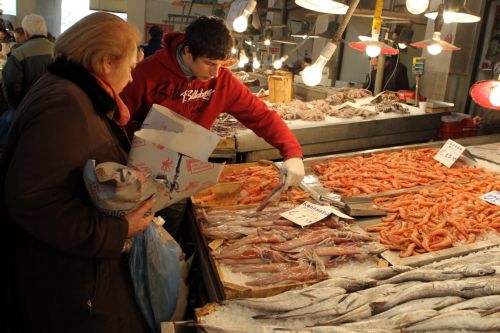 Λειτουργούν λαϊκές αγορές και Βαρβάκειος την Κ.Δευτέρα