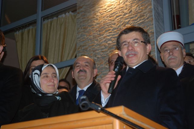 «Κρατείστε τη θρησκεία σας» ζήτησε ο Νταβούτογλου από τη μουσουλμανική μειονότητα