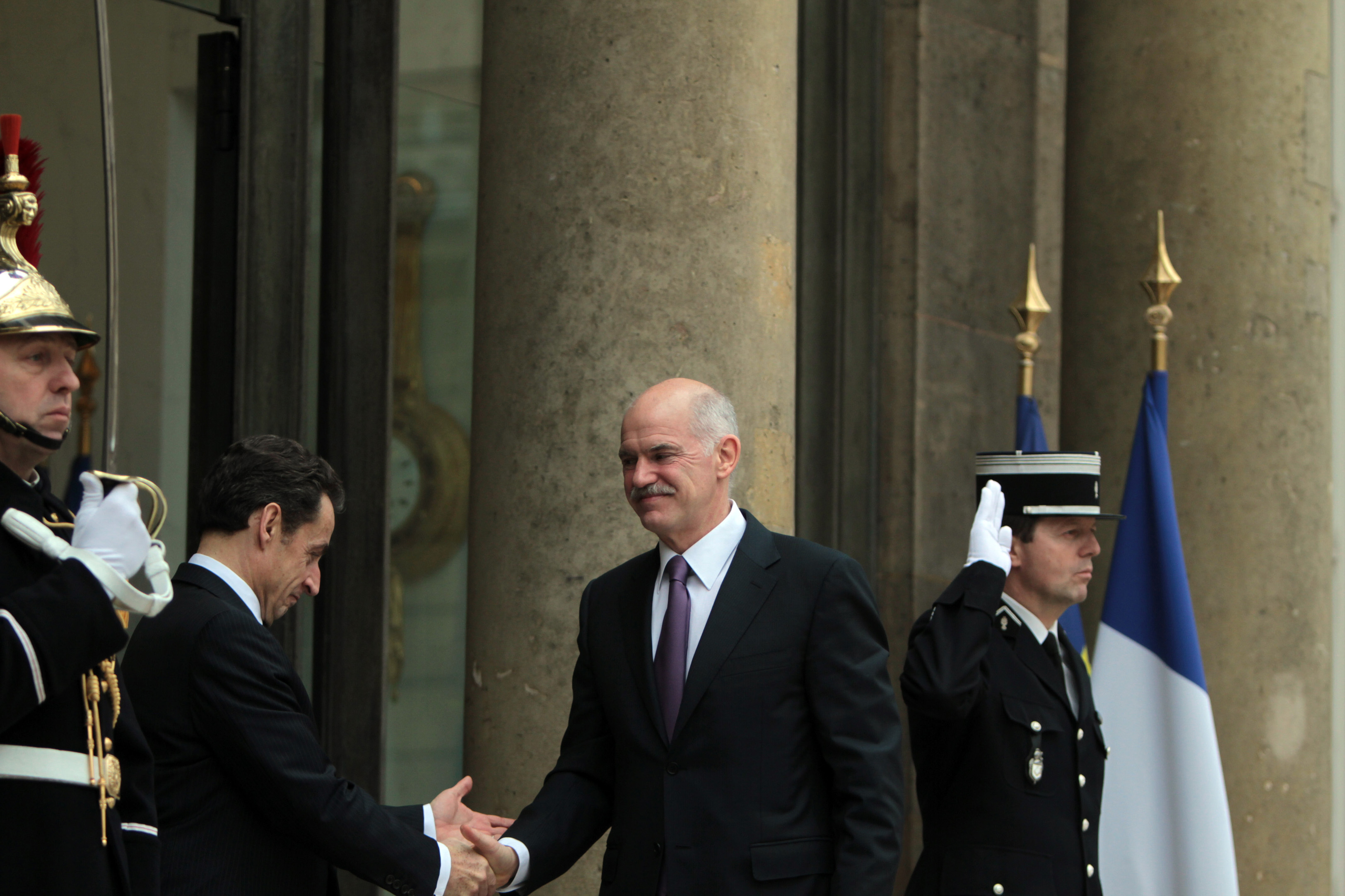 Χωρίς απτό αποτέλεσμα για τα ελληνικά ζητήματα η συνάντηση Παπανδρέου-Σαρκοζί