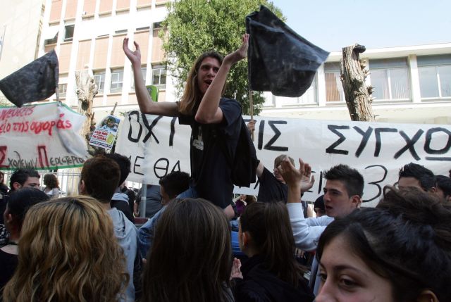 Διαμαρτυρίες ακόμη και στις παρελάσεις και απεργίες εκπαιδευτικών για τις συγχωνεύσεις