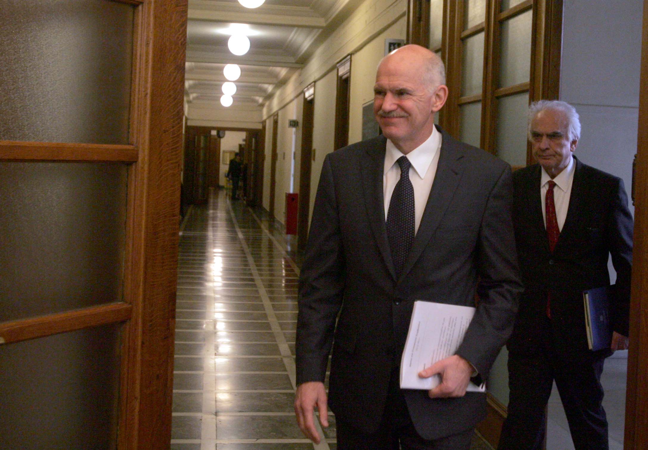 Καμία αποδοκιμασία δεν θα μας κλείσει στα γραφεία, ξεκαθαρίζει ο πρωθυπουργός