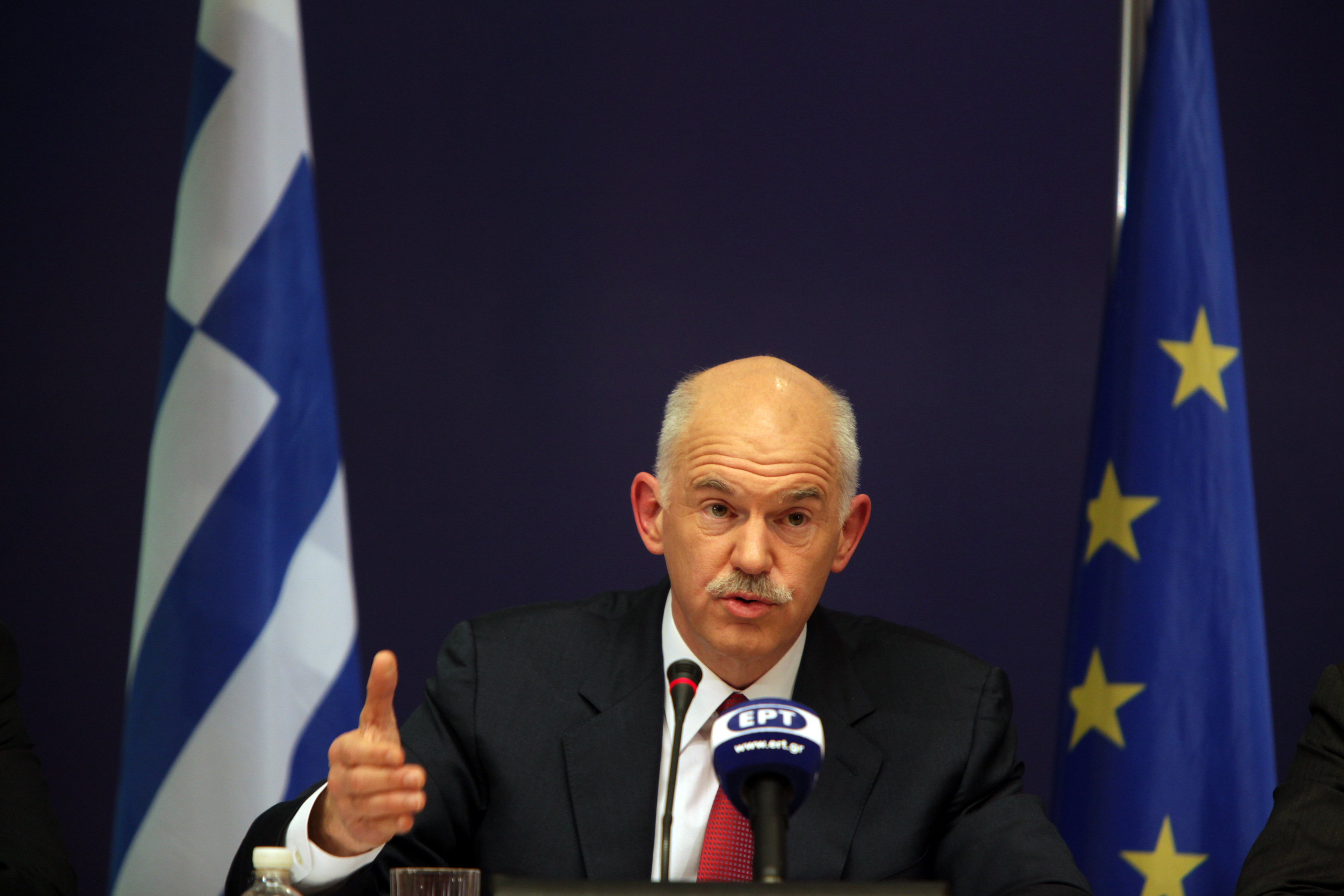 Σφοδρή επίθεση Παπανδρέου στους οίκους αξιολόγησης μετά τη νέα υποβάθμιση