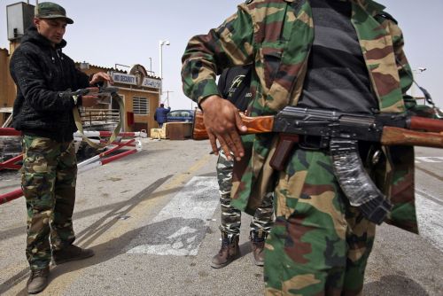 Ελεύθεροι οι Βρετανοί στρατιώτες που κρατήθηκαν από αντικαθεστωτικούς στη Λιβύη