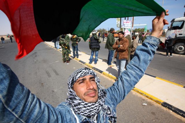 Βομβαρδίζει ο Καντάφι, εγκαταλείπουν οι αντικαθεστωτικοί την Ρας Λανούφ
