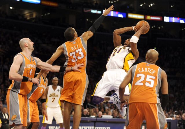 Οι Λέικερς, έπειτα από τρεις παρατάσεις, κέρδισαν τους Σανς με 139-137