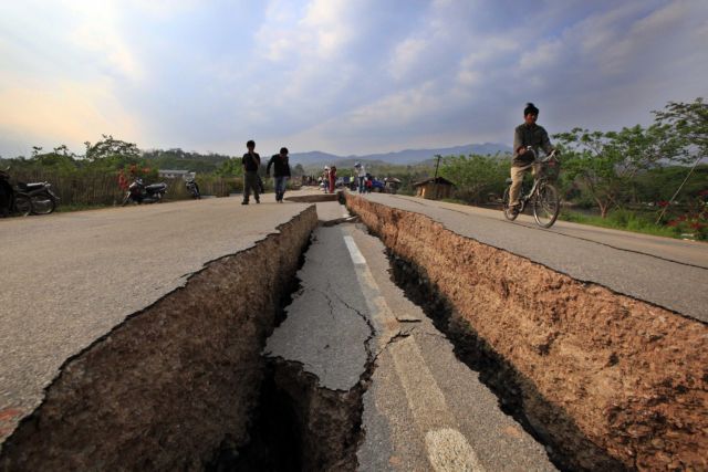 Τα ντόμινο του Εγκέλαδου δεν πηγαίνουν μακριά