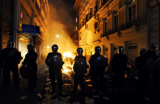 Παράνομο το ‘στρίμωγμα’ των διαδηλωτών από τη βρετανική αστυνομία, έκρινε δικαστήριο