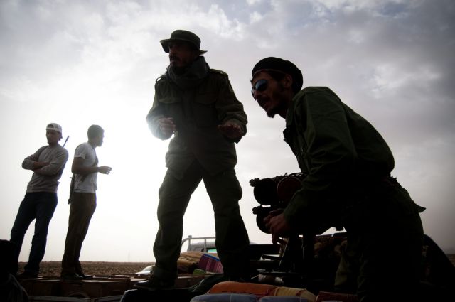 Υποχωρούν οι αντικαθεστωτικοί, μετά το σφυροκόπημα των δυνάμεων του Καντάφι
