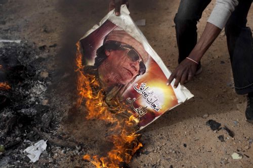 «Εγκλήματα κατά της ανθρωπότητας» βλέπει η Χάγη στη Λιβύη του Καντάφι