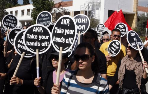 Διαμαρτυρία Τουρκοκυπρίων κατά του Ερντογάν στις Βρυξέλλες