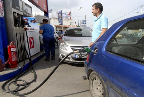 Μικρή πτώση της τιμής της αμόλυβδης βενζίνης στο 1,669 ευρώ/λίτρο