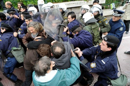Μικροεπεισόδια στη διάρκεια συνέντευξης Τύπου έξω από τη Βουλή για τους μετανάστες