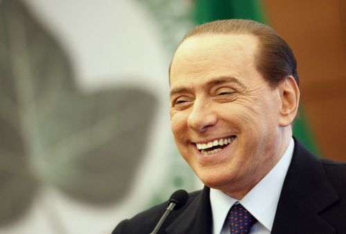 «Μαφιόζε Μπερλουσκόνι παραιτήσου» φωνάζουν διαδηλωτές στο Τορίνο