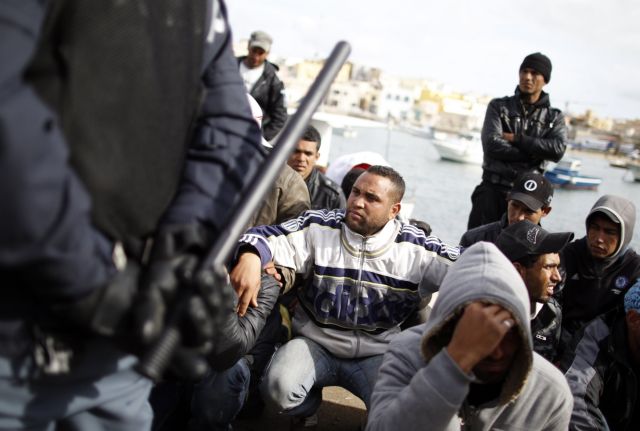 Σώοι 300 μετανάστες που ναυάγησαν στην προσπάθειά τους να φύγουν από τη Λιβύη