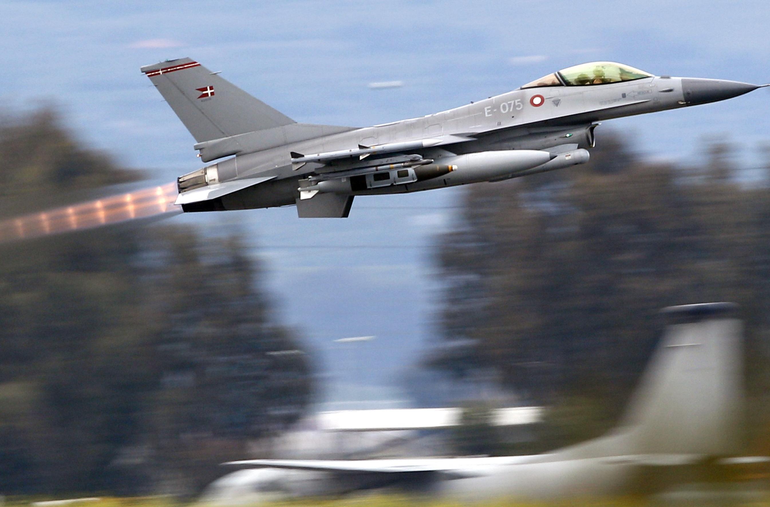 Τρίτη νύχτα βομβαρδισμών στη Λιβύη, εκρήξεις και στην Τρίπολη