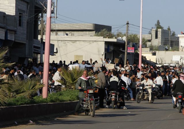 Τη σκυτάλη της εξέγερσης παίρνουν τώρα οι Σύροι διαδηλωτές