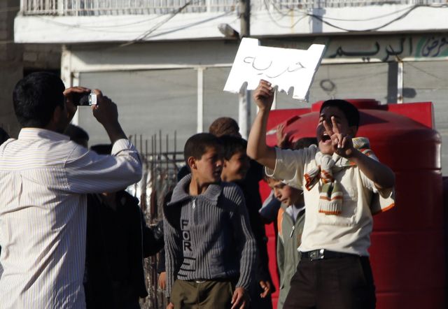 Έξι νεκροί διαδηλωτές στη Συρία μετά από επιδρομή των δυνάμεων ασφαλείας σε τζαμί