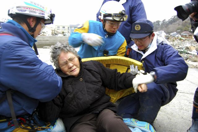 Θαύμα στα ερείπια της Ιαπωνίας, ζωντανοί ανασύρθηκαν 80χρονη και ο εγγονός της