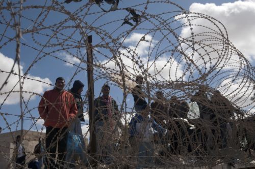 Σε μαζική «εκκένωση» των ξένων που βρίσκονται εγκλωβισμένοι στη Λιβύη, καλεί ο ΟΗΕ