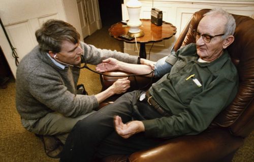 Χωρίς «Βοήθεια στο Σπίτι» μένουν οι ηλικιωμένοι που δεν έχουν συγγενείς