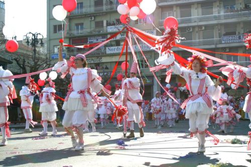 Κορυφώνεται το Πατρινό Καρναβάλι, την Κυριακή η μεγάλη παρέλαση