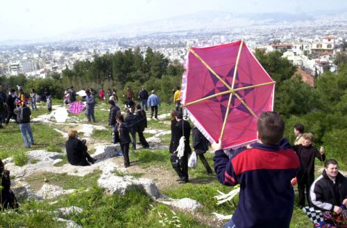 Με χιόνια και τσουχτερό κρύο το πέταγμα του χαρταετού την Καθαρά Δευτέρα