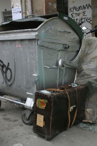 Σωρός άγνωστου άνδρα σε βαλίτσα πεταμένη στα σκουπίδια