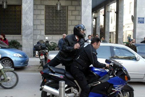 Στον υψηλό συντελεστή ΦΠΑ παραμένουν τα κράνη των μοτοσικλετιστών