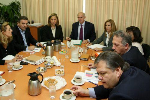 Σε εξέλιξη το Πολιτικό Συμβούλιο του ΠΑΣΟΚ με το βλέμμα στη Σύνοδο Κορυφής