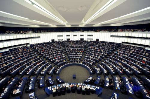 Διαφάνεια και λογοδοσία των οίκων αξιολόγησης ζητά το Ευρωπαϊκό Κοινοβούλιο