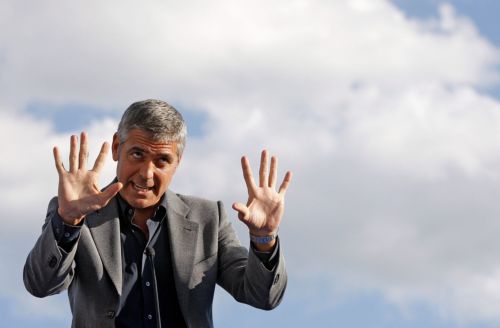 Διαψεύδει ο Τζορτζ Κλούνεϊ ότι επισκέφθηκε τη βίλα του Μπερλουσκόνι