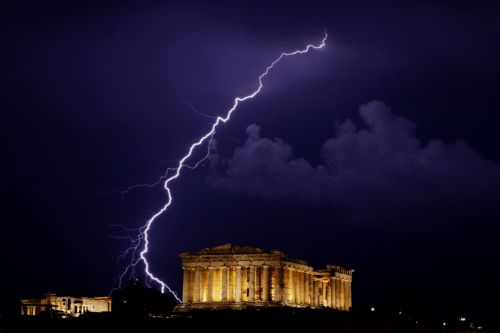 «Χτύπημα» τριών βαθμίδων στην πιστοληπτική ικανότητα της Ελλάδας από τη Moody's