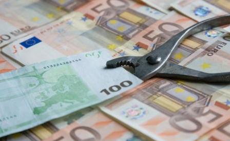 «Κινδύνους» για το ελληνικό χρέος βλέπει ο επικεφαλής του μηχανισμού ευρω-στήριξης