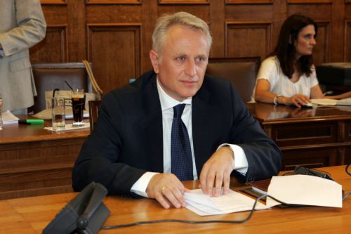 Ρυθμίσεις για την εξυγίανση των οικονομικών των κομμάτων επεξεργάζεται η κυβέρνηση