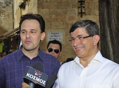 Στην Αθήνα ο Τούρκος ΥΠΕΞ, συναντήσεις εντός της ημέρας με Παπανδρέου και Δρούτσα