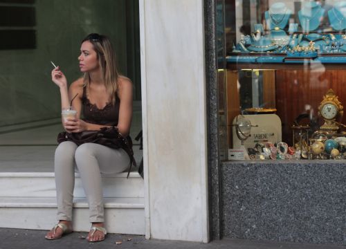 Δεν έσβησε τα αναμμένα τσιγάρα ο αντικαπνιστικός νόμος