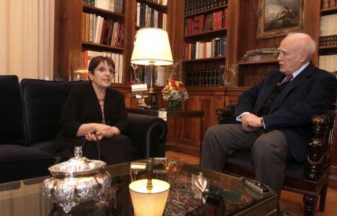 Τη νομιμοποίηση των μεταναστών απεργών πείνας ζήτησε η Αλέκα Παπαρήγα