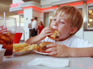 Μακριά από τη μεσογειακή διατροφή τα παιδιά
