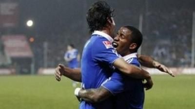 H Σάλκε επικράτησε 2-0 της Ζανκτ Πάουλι σε ένα επεισοδιακό παιχνίδι