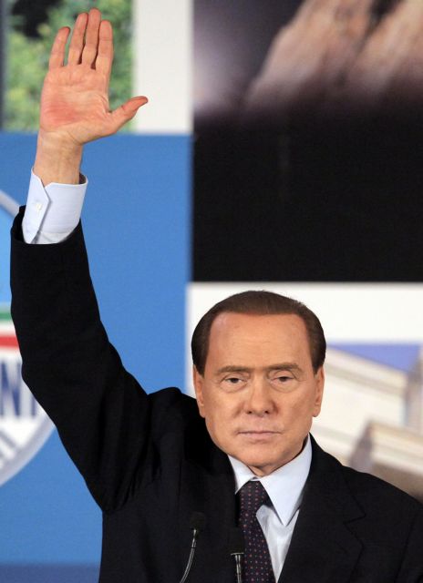 Ο Σίλβιο Μπερλουσκόνι… αποχαιρετά τη δημοτικότητά του
