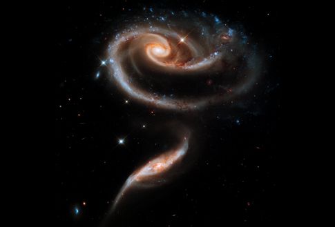 To Hubble κατασκοπεύει ζεύγος γαλαξιών που τσακώνεται