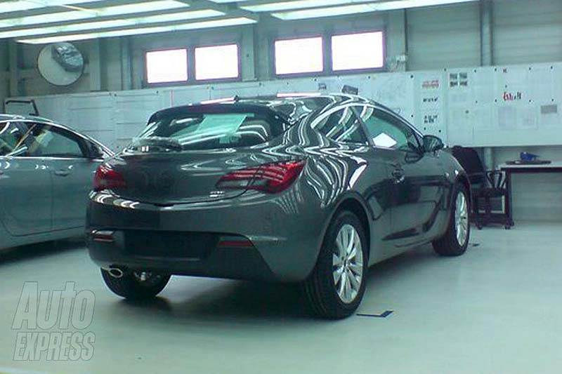 Το Facebook «προδίδει» το τρίθυρο Opel Astra GTC