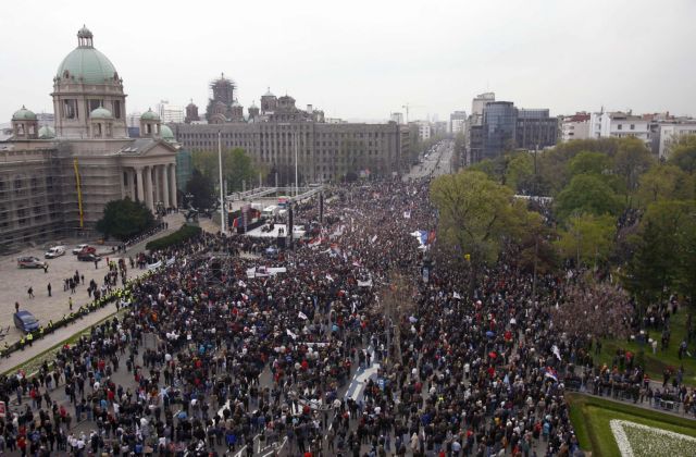 Πρόωρες εκλογές ζήτησαν χιλιάδες διαδηλωτές της αντιπολίτευσης στη Σερβία