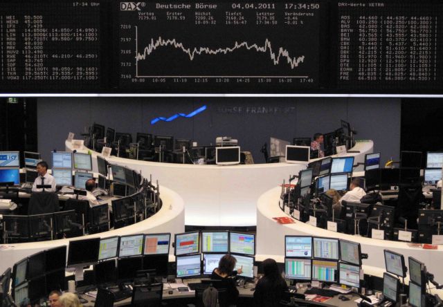 Μεικτά πρόσημα στις ευρωπαϊκές αγορές και τη Γουόλ Στριτ τη Δευτέρα