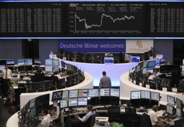 Μικρή πτώση στις ευρωπαϊκές αγορές τη Δευτέρα, μεικτά πρόσημα στη Γουόλ Στριτ