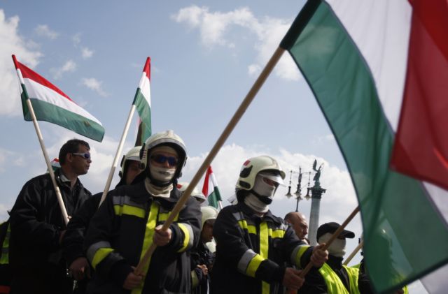 Χιλιάδες αστυνομικοί και πυροσβέστες κατέβηκαν στους δρόμους της Βουδαπέστης