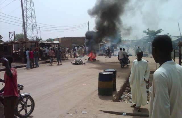 Δεκάδες θύματα αφήνουν πίσω τους οι μετεκλογικές ταραχές στη Νιγηρία